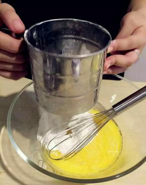 2、打散蛋黄，加入牛奶，加入色拉油，筛入低筋面粉，搅拌均匀至粉末完全消失，面糊非常细腻。