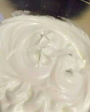 3、打发蛋白，分三次加入细砂糖。第一次在出现粗泡时加入，第二次在变细腻后加入，第三次在出现纹路时加入，并且在第三次次加入细砂糖的时候一起加入玉米淀粉，打发直到提起出现小弯勾。