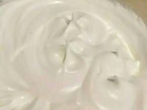 3、打发蛋白，分三次加入细砂糖。第一次在出现粗泡时加入，第二次在变细腻后加入，第三次在出现纹路时加入，并且在第三次次加入细砂糖的时候一起加入玉米淀粉，打发直到提起出现小弯勾。