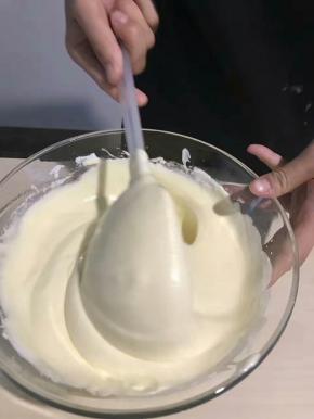 4、蛋黄糊和蛋白霜混合。先向蛋黄糊中倒入一半蛋白霜，然后用切拌手法将其融合，然后将面糊倒回蛋白霜，继续用切拌和翻拌的手法将其融合，时间保持在2分钟以内，避免面糊进入太多空气。