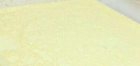 5、取出蛋糕后用烤网倒扣，撕去油纸，并且铺上一张新的油纸，再次反扣，放凉备用。150度20分钟。