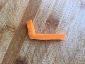 胡萝卜切片，取其中的一片刻成伞柄