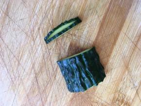 把之前留下来的那一小段黄瓜切片做成叶子的形状（第一次不切断，第二次切的时候再切断，中间是连着的）