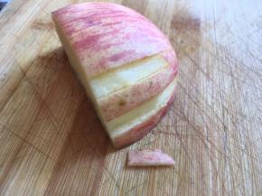 用刀把苹果皮切掉