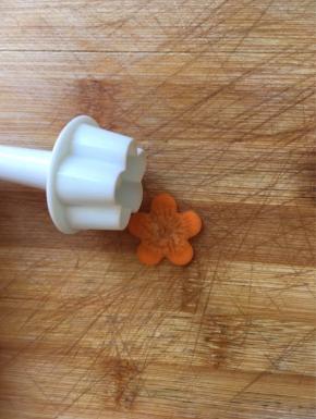 胡萝卜用模具压出花朵备用