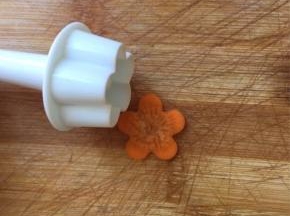 胡萝卜用模具压出花朵备用