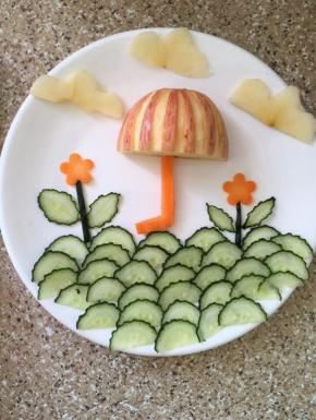 苹果切片，用刀刻出云朵的形状，摆在合适的位置