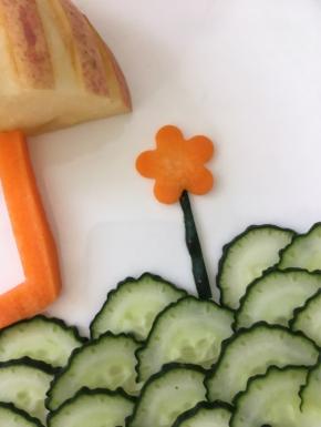 摆放在盘子里，成一朵花