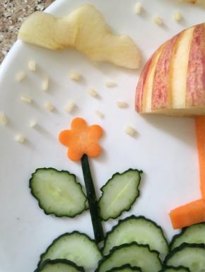 取少许苹果切碎，随意的摆在盘上