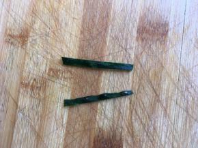 削两根黄瓜皮做花朵的枝杆