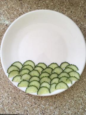 把黄瓜片摆在盘子上