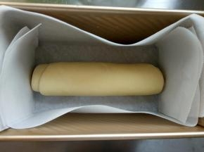 放入提前铺好油纸的吐司盒中间位置，进行二次发酵