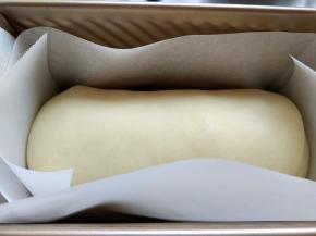 发酵至六分满就可以开始制作蛋糕部分了