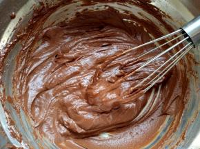 豆浆+玉米油先搅拌均匀，然后小火加热至冒烟后离火，倒入可可粉，搅拌至无干粉，冷却备用