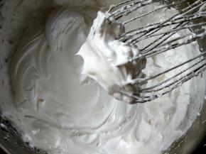 （预热烤箱上下火180度）蛋白加细砂糖打发至硬性发泡，有小尖角