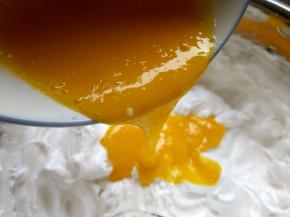 蛋黄打散后倒入蛋白霜中