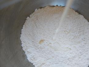 将牛奶分次倒入糯米粉中，直至可以揉成面团