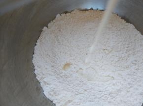 将牛奶分次倒入糯米粉中，直至可以揉成面团