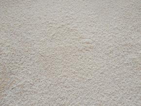 将熟黄豆粉筛在砧板上