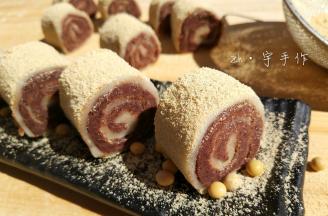 切件后再筛层黄豆粉就可以食用啦！也可以沾白糖吃哦！