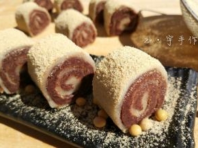 切件后再筛层黄豆粉就可以食用啦！也可以沾白糖吃哦！