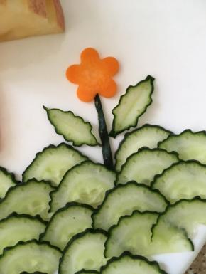 摆放在花朵的枝杆两边