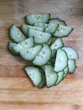 黄瓜对半切开，再切片，留一小段不切，留着备用