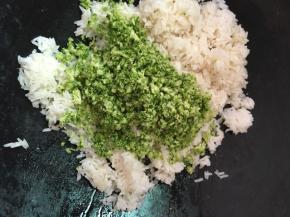 放入西兰花翻炒片刻