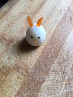 用一点海苔做兔子的眼睛，胡萝卜做嘴巴