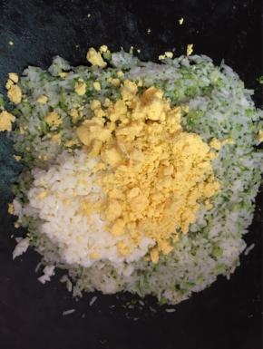 放入鸡蛋，适量盐翻炒均匀即可