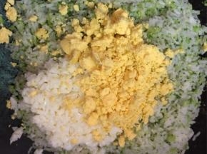 放入鸡蛋，适量盐翻炒均匀即可