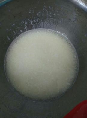 牛奶和玉米油混合均匀