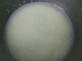 牛奶和玉米油混合均匀