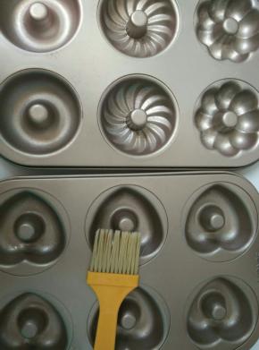 模具用刷子刷上一层食用油