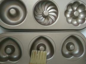 模具用刷子刷上一层食用油