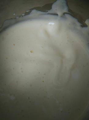 鸡蛋打发，呈画8字不消失即可