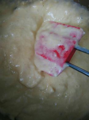 筛入低粉搅拌均匀