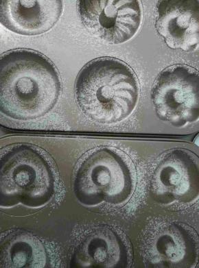 模具上撒上一层薄薄的面粉