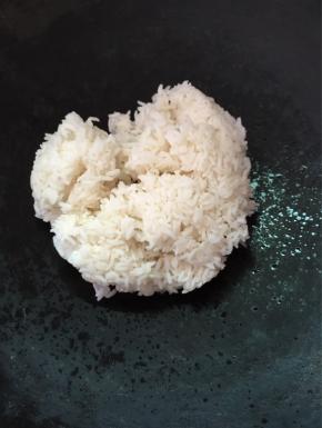 锅里热油，放入米饭翻炒片刻