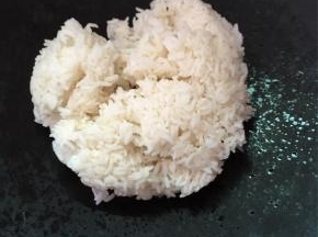 锅里热油，放入米饭翻炒片刻