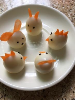 用剩下的鹌鹑蛋做其它小动物的造型，造型的话随自己喜欢啊