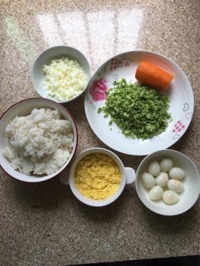准备食材：鸡蛋放水里煮熟，蛋黄压碎，蛋白切碎，西兰花切碎，鹌鹑蛋煮熟（实际只用了5个)