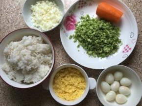 准备食材：鸡蛋放水里煮熟，蛋黄压碎，蛋白切碎，西兰花切碎，鹌鹑蛋煮熟（实际只用了5个)