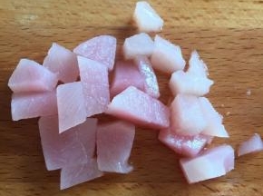 放凉后的桃子取一小部分切小块