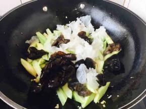 倒入木耳银耳