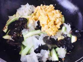 再倒入炒好的鸡蛋，翻炒均匀。