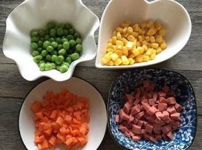 豌豆焯水，胡萝卜、火腿切丁