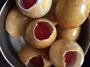 鸭蛋把尖头磕破倒出蛋白，只留蛋黄，孔约1元硬币大小
 