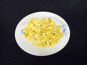 鸡蛋打散，热锅温油炒熟，