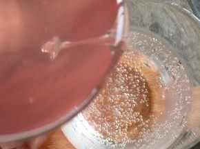 再倒入冷藏后的桃子水，倒7、8分满